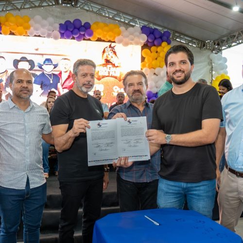 Prefeito Lucas Santos entrega obras para a saúde e educação e assina ordens se serviços em Traipu