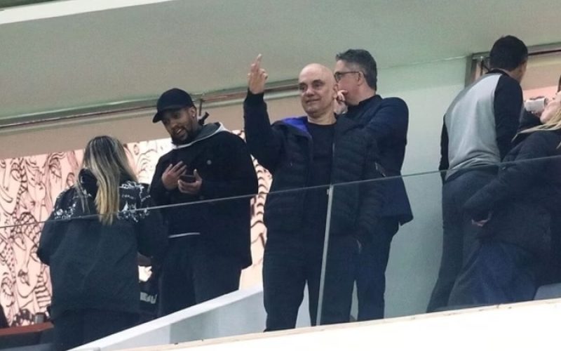 Fotógrafo é demitido após registro de gesto obsceno de Moraes