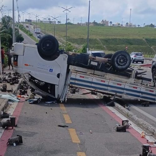 Motorista fica ferido após caminhão com concreto tombar na Avenida Josefa de Melo