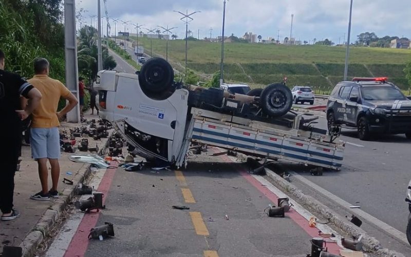 Motorista fica ferido após caminhão com concreto tombar na Avenida Josefa de Melo