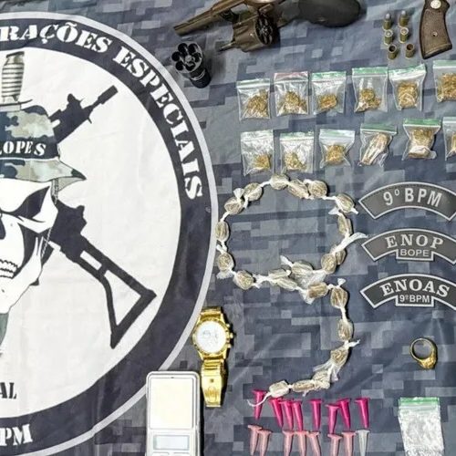 Jovem é detido com armas e drogas durante patrulhamento policial em Delmiro Gouveia