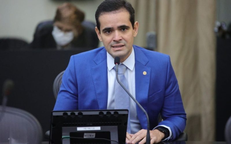 Lelo Maia apresenta projeto para combater sexualização infantil online em Alagoas