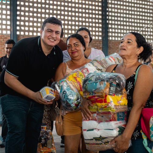 Prefeito Carlos realiza entrega de mais de 1.500 cestas básicas para famílias atendidas pelos CRAS em Rio Largo