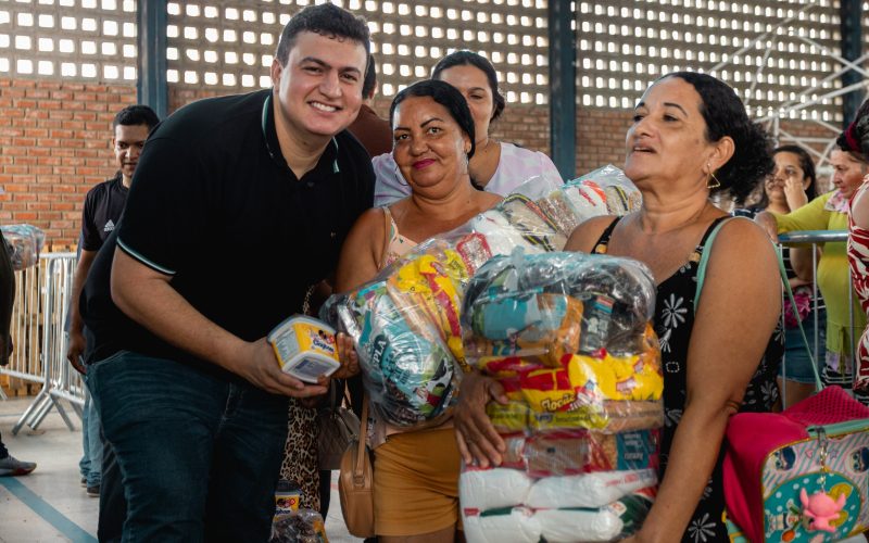 Prefeito Carlos realiza entrega de mais de 1.500 cestas básicas para famílias atendidas pelos CRAS em Rio Largo