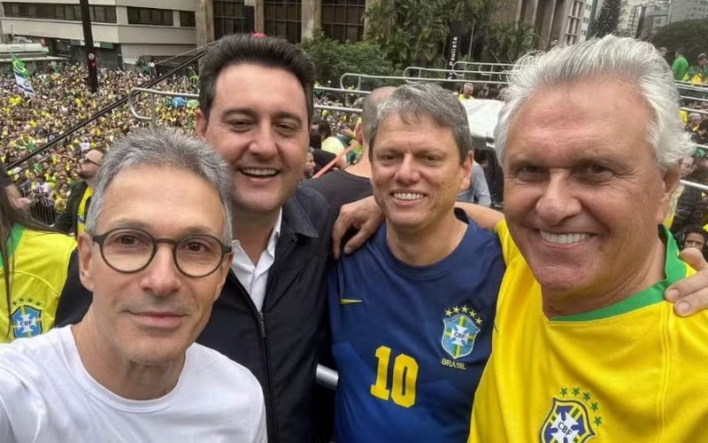 Carlos Bolsonaro critica governadores de direita e acusa oportunismo em disputa por espaço político