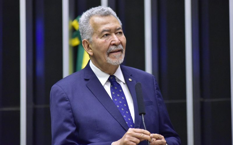 O deputado federal Paulão vai acompanhar a audiência da família junto ao Secretário Flávio Saraiva