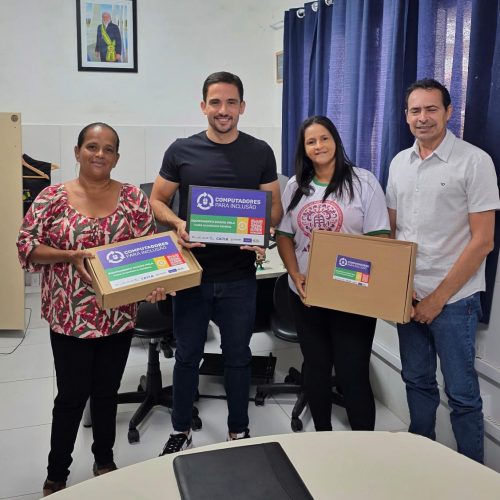 Superintendência doa notebooks para associações e colônias de pescadores
