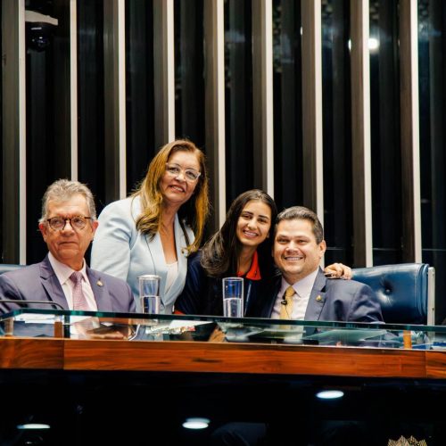Senadora Dra. Eudócia leva aluna vencedora do concurso Jovem Senador para conhecer o presidente do Senado, senador Davi Alcolumbre