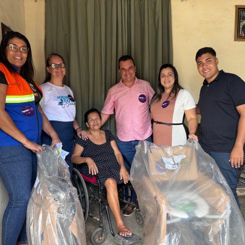 Prefeitura de Porto de Pedras entrega cadeiras de rodas a pessoas atendidas pelo município