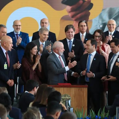 Lula assina decreto da TV 3.0, que garante recursos interativos e melhor qualidade de imagem e som para TV aberta
