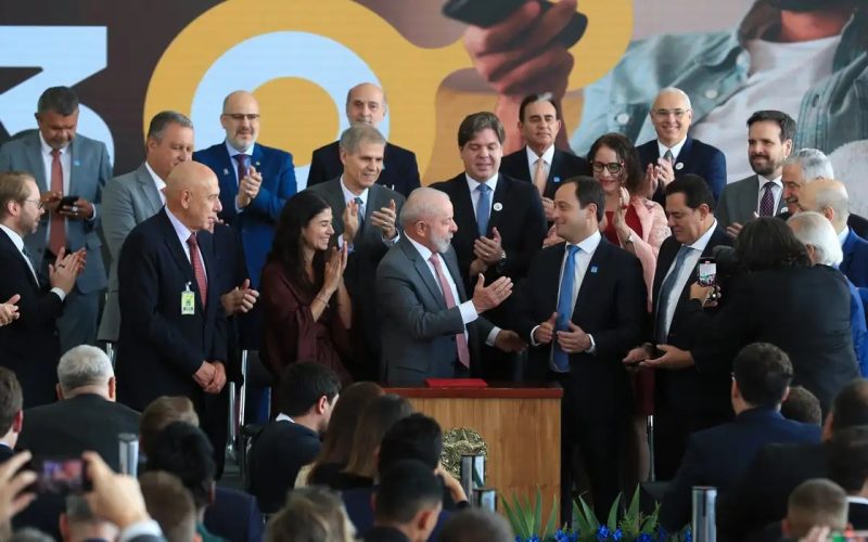 Lula assina decreto da TV 3.0, que garante recursos interativos e melhor qualidade de imagem e som para TV aberta
