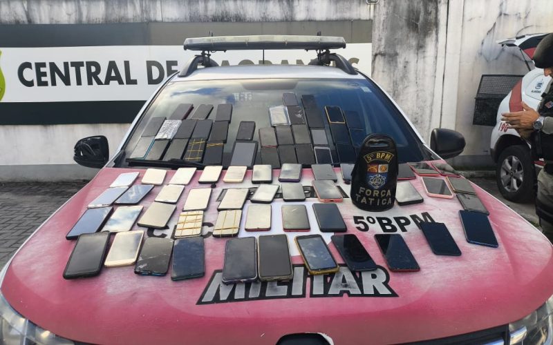 Polícia apreende 75 celulares em residência durante cumprimento de mandado no Benedito Bentes
