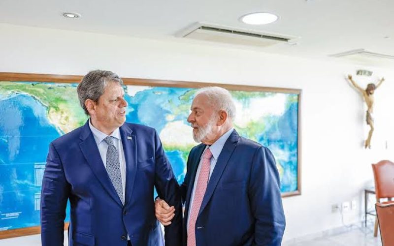 Lula diz que Tarcísio depende de Bolsonaro para se projetar politicamente