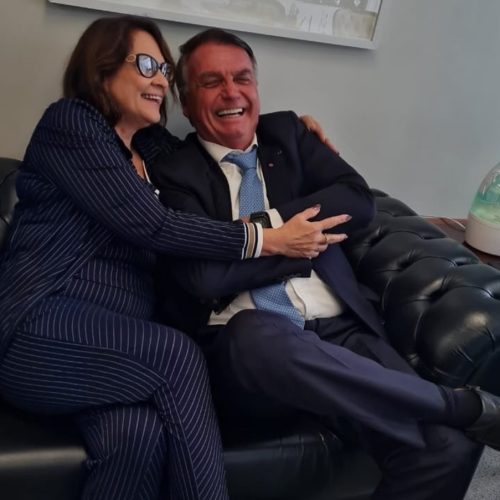 Damares Alves terá porta-malas de carro revistado antes de visitar Jair Bolsonaro