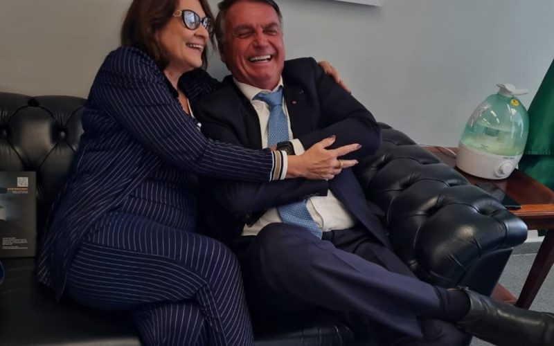 Damares Alves terá porta-malas de carro revistado antes de visitar Jair Bolsonaro