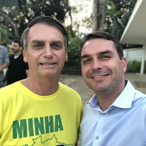 Flávio Bolsonaro pretende acompanhar julgamento junto de seu pai