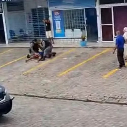 Homem é detido na Pajuçara e gera revolta em fiéis que denunciam agressão policial
