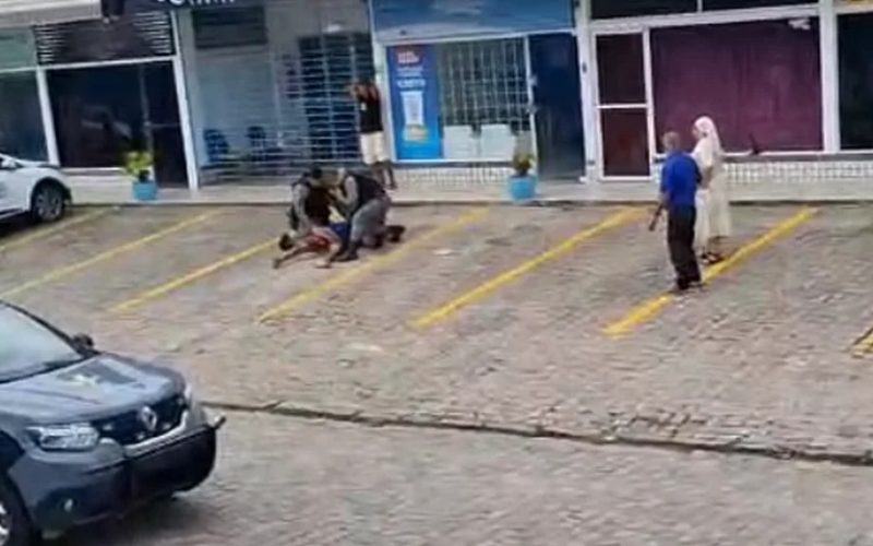 Homem é detido na Pajuçara e gera revolta em fiéis que denunciam agressão policial