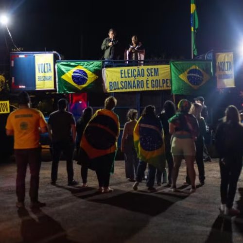 “Sentimento de injustiça”, dizem filhos de Bolsonaro ao participarem de vigília horas antes do julgamento