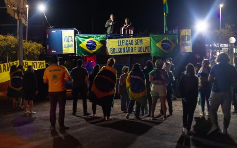 “Sentimento de injustiça”, dizem filhos de Bolsonaro ao participarem de vigília horas antes do julgamento