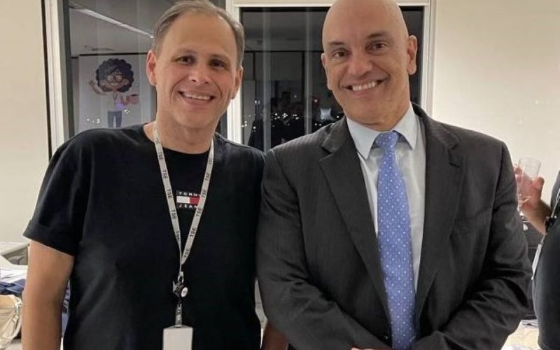 Flávio Bolsonaro chama ex-assessor de Moraes durante julgamento de Bolsonaro