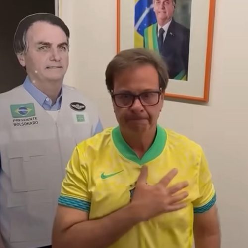 Gilson Machado canta Hino Nacional e exalta Bolsonaro: “O silêncio grita”