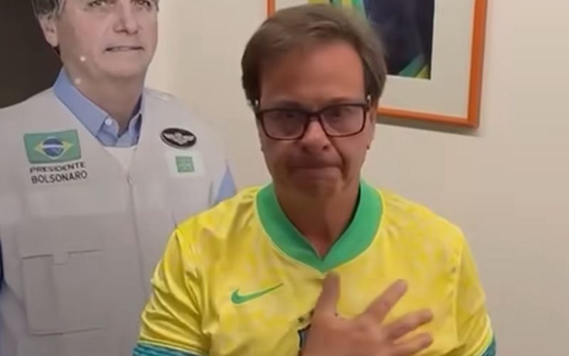 Gilson Machado canta Hino Nacional e exalta Bolsonaro: “O silêncio grita”