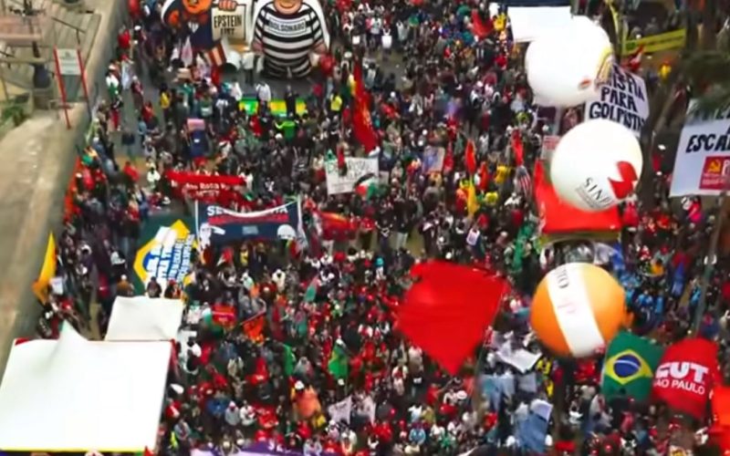Internautas ironizam público reduzido em ato da esquerda