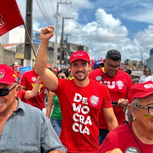 ”Bandeira dos EUA no 7 de setembro é uma vergonha para o país”, diz Cauê Castro