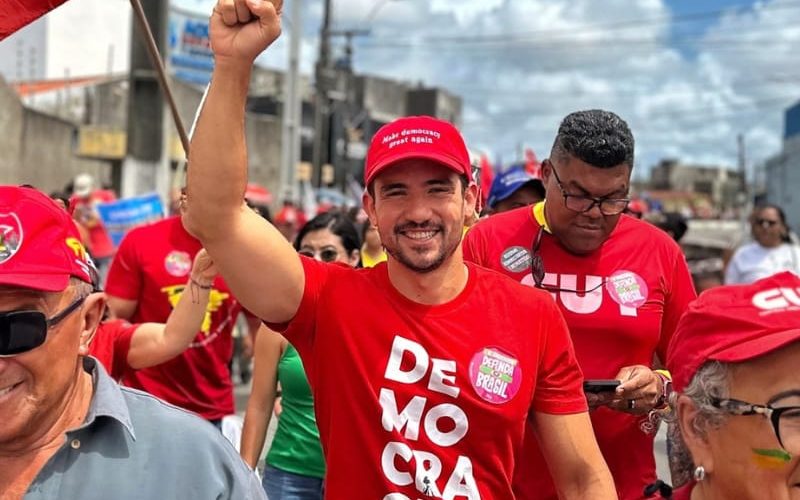 ”Bandeira dos EUA no 7 de setembro é uma vergonha para o país”, diz Cauê Castro