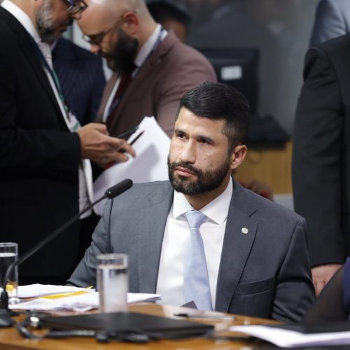 Deputado Fabio Costa confronta Carlos Lupi na CPMI do INSS e expõe falhas na gestão
