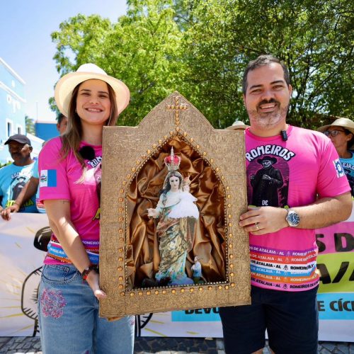 Prefeita Ceci participa da subida ao Horto do Padre Cícero com romeiros de Atalaia