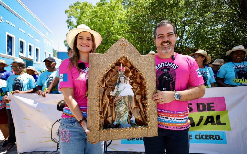 Prefeita Ceci participa da subida ao Horto do Padre Cícero com romeiros de Atalaia