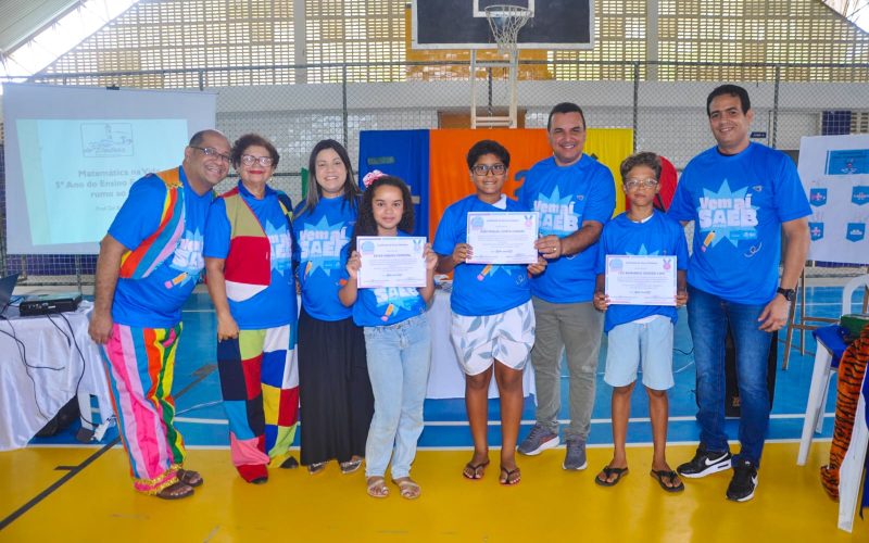 Alunos da rede municipal de ensino participam de gincana preparatória para o SAEB