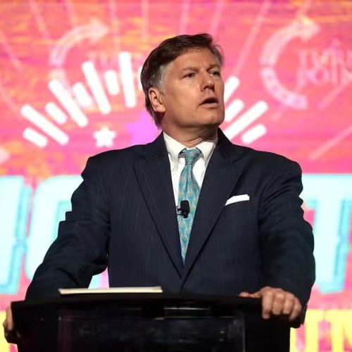 EUA pedem cancelamento de visto de médico brasileiro que celebrou morte de ativista Charlie Kirk