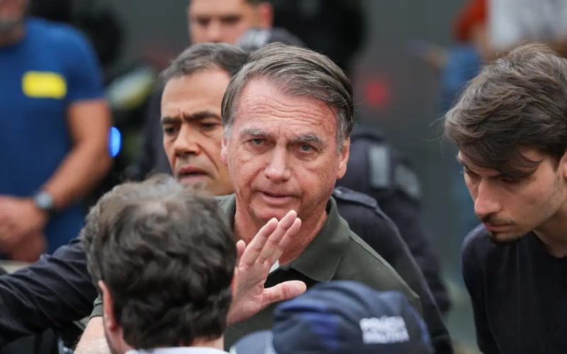 Bolsonaro recebe alta após procedimento dermatológico e quadro de anemia é confirmado