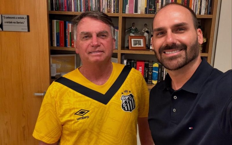 Eduardo Bolsonaro comemora 7 milhões de seguidores e diz que condenação do pai o fortalece
