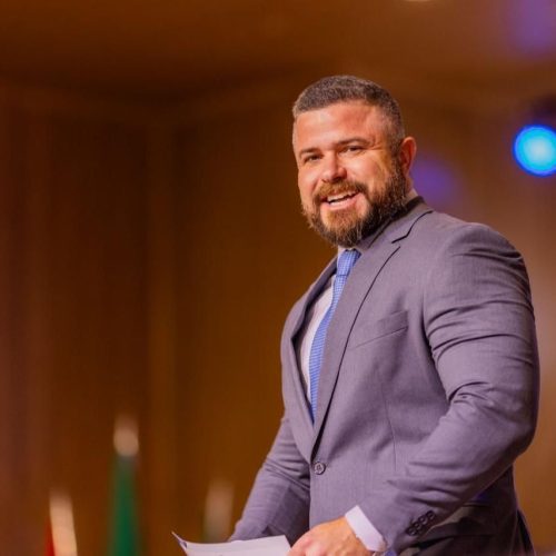 Delegado Thiago Prado destaca projetos de lei durante “Corrida 100% Você”, em Maceió