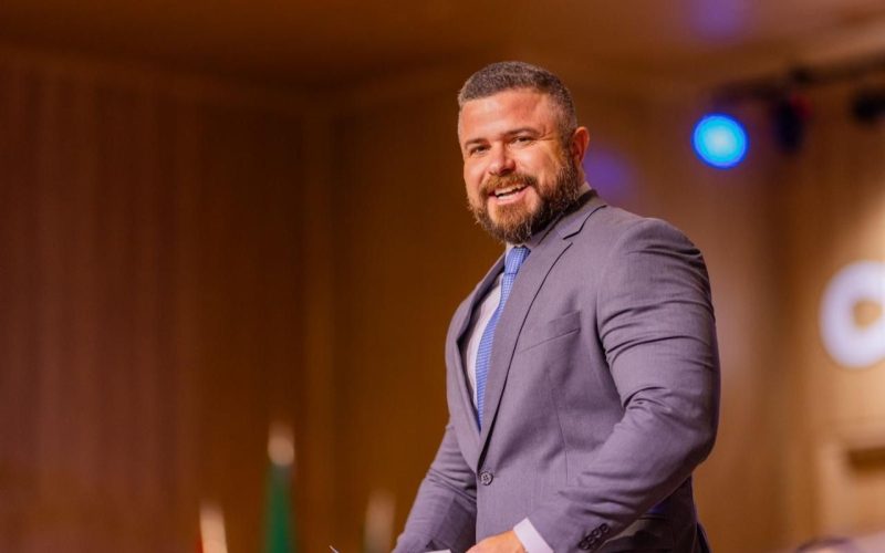 Delegado Thiago Prado destaca projetos de lei durante “Corrida 100% Você”, em Maceió