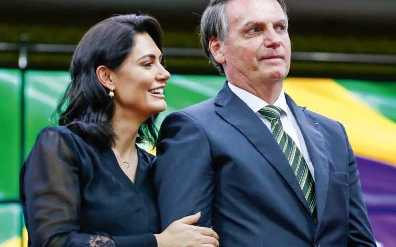 Após recente internação, Michelle informa que Jair Bolsonaro segue em observação após exames