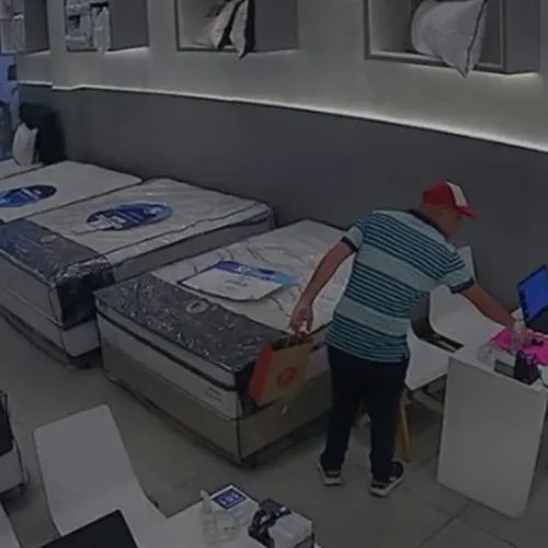 Homem é visto furtando celular pelas câmeras de loja em shopping de Maceió