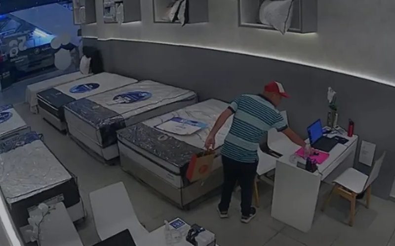 Homem é visto furtando celular pelas câmeras de loja em shopping de Maceió