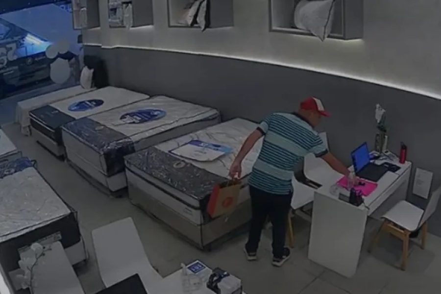 Homem é visto furtando celular pelas câmeras de loja em shopping de Maceió