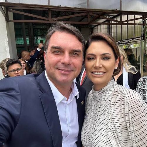 Flávio e Michelle Bolsonaro defendem anistia e falam em “hipocrisia” da esquerda