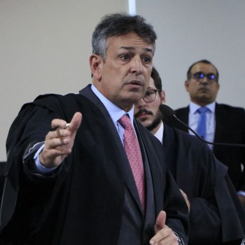 Luciano Guimarães reage a Hugo Cavalcante após ofensa na sessão do TRE-AL.