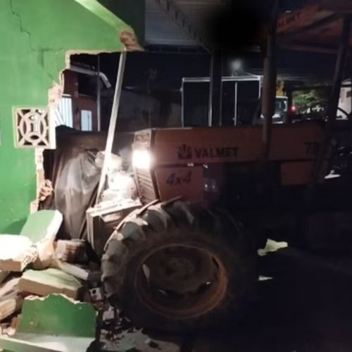 Motociclista morre e mulher fica gravemente ferida após motorista embriagado dirigir trator, em Penedo