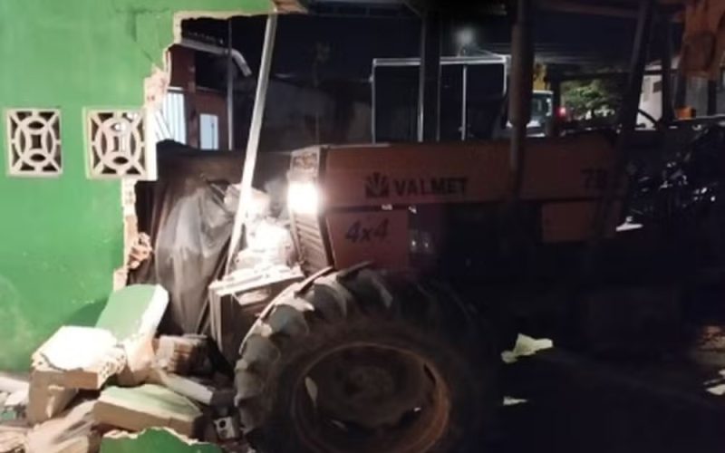 Motociclista morre e mulher fica gravemente ferida após motorista embriagado dirigir trator, em Penedo