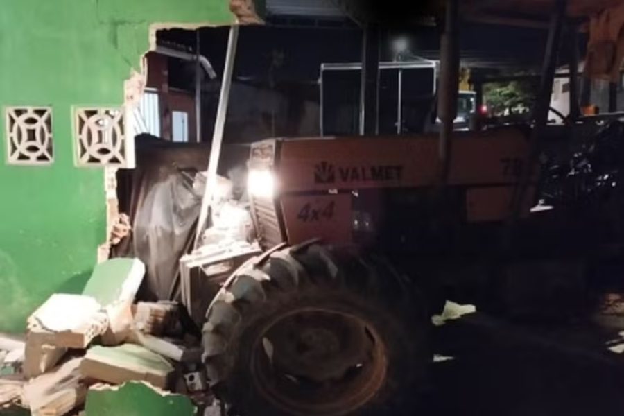 Motociclista morre e mulher fica gravemente ferida após motorista embriagado dirigir trator, em Penedo