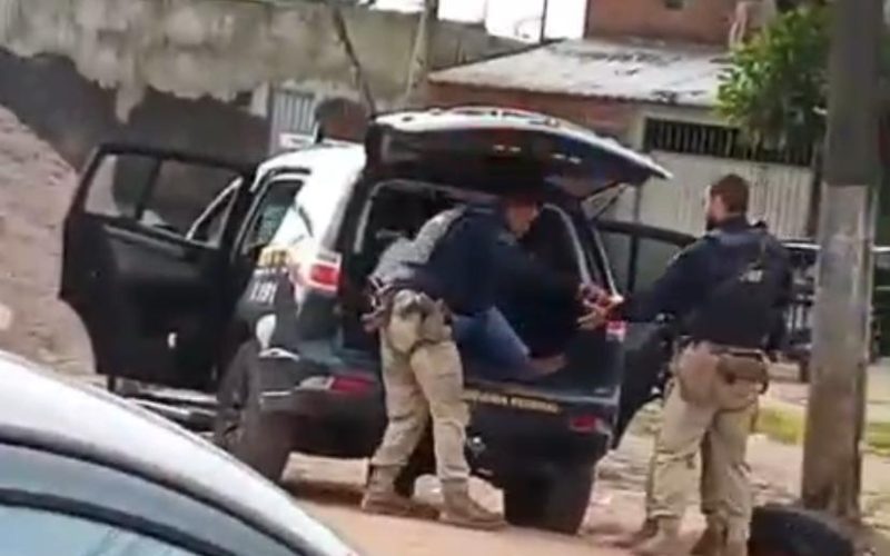 Criminosos em fuga roubam carro da Equatorial; um suspeito foi preso com armas e munições