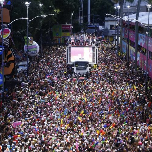 Câmara aprova lei que prevê multa para quem se fantasiar de Jesus ou de freira no carnaval
